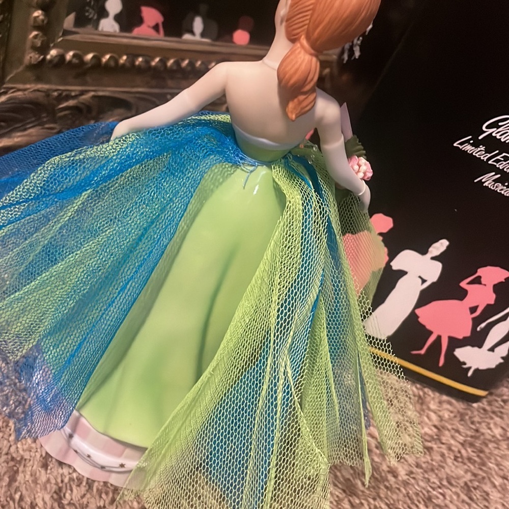 Barbie - 1963 Senior Prom Porcelain Musical figurine. (Reproduction 1994) - Picture 6 of 17